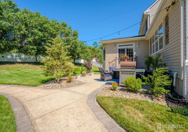 Photo 3 of Single family home for sale at 4 Dorene Ct, Monroe Township, NJ 08831 | MLS# 2700398R | Listing updated on 2026-08-14