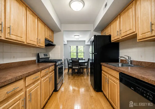 3rd image of 207 Sierra Ct, Woodbridge, NJ 07095