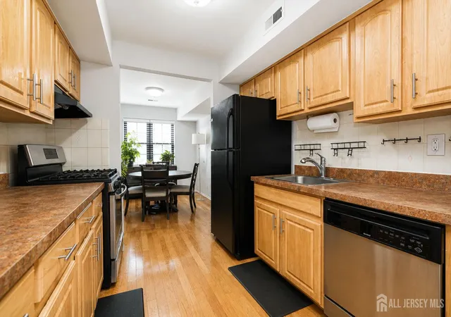4th image of 207 Sierra Ct, Woodbridge, NJ 07095