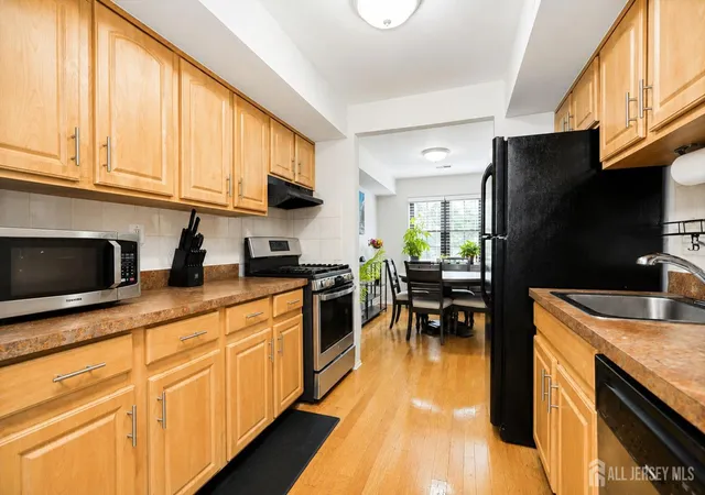5th image of 207 Sierra Ct, Woodbridge, NJ 07095