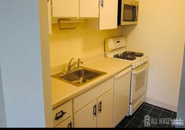 Listing Photo 4 - Condo for sale in building located at 7000 Kennedy Blvd, Guttenberg, NJ 07093 - Unit #149I