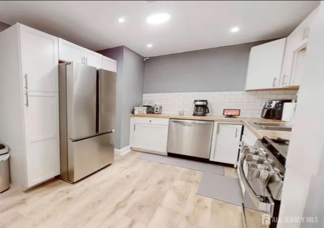 3rd image of 194 College Dr, Edison, NJ 08817 | MLS# 2617648R