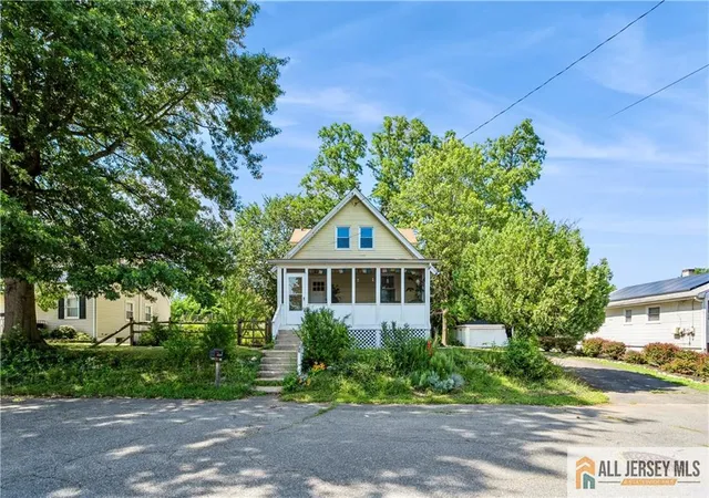Photo 2 of Single family home for sale at 4 Woodrow St, Middlesex, NJ 08846 | MLS# 2660048M | Listing updated on 2025-09-25
