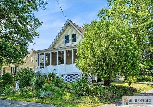 Photo 3 of Single family home for sale at 4 Woodrow St, Middlesex, NJ 08846 | MLS# 2660048M | Listing updated on 2025-09-25
