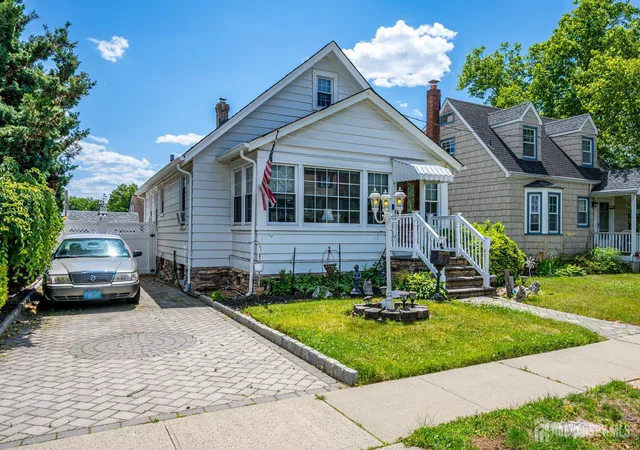 Homes for sale in Woodbridge Proper, NJ | 17 Vanderbuilt Pl, Woodbridge Proper, NJ 07095 | MLS# 2616916R