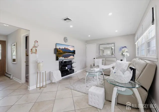 Photo 3 of Single family home for sale at 18 Stern Pl, Fords, NJ 08863 | MLS# 2618128R | Listing updated on 2026-09-27