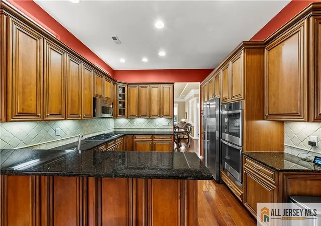 Photo 4 of Single family home for sale at 6 Edgemere Dr, Kendall Park, NJ 08824 | MLS# 2661091M | Listing updated on 2026-01-22