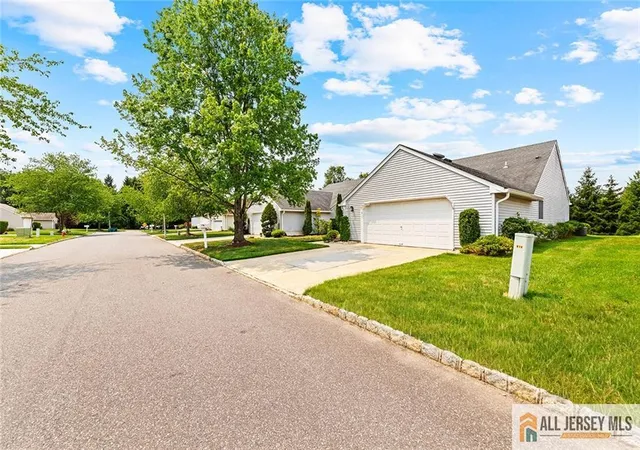 3rd image of 664 Azalea Plz #664B, Monroe Township, NJ 08831 | MLS# 2770047M