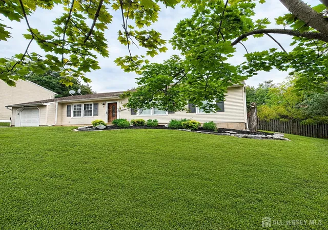 Photo 3 of Single family home for sale at 3 Netherwood Cir, Edison, NJ 08820 | MLS# 2702933R | Listing updated on 2026-09-21