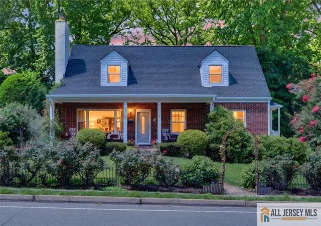 Single family home for sale at 179 Lake Ave, Metuchen, NJ 08840 | MLS# 2770257M