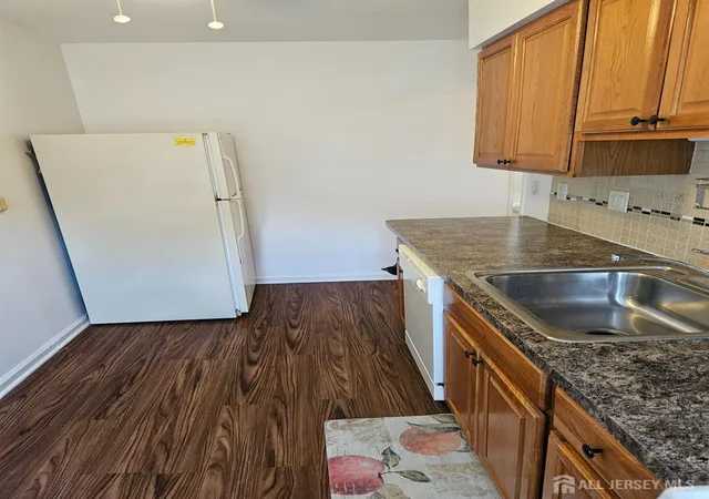 Listing Photo 5 - Condo for sale in building located at 22 W Roselle Ave, Roselle Park, NJ 07204 - Unit #B