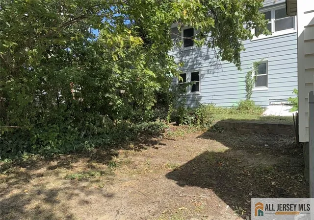 Photo 4 of Single family home for sale at 29 Smullen St, Sayreville, NJ 08872 | MLS# 2660465M | Listing updated on 2025-10-23