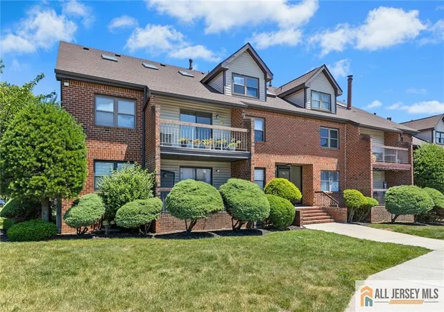 Homes for sale in Woodbridge Proper, NJ | 121 Beverly Hills Ter #B, Woodbridge Proper, NJ 07095 | MLS# 2662255M