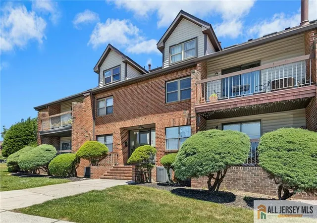Homes for sale in Woodbridge Proper, NJ | 121 Beverly Hills Ter #B, Woodbridge Proper, NJ 07095 | MLS# 2662255M