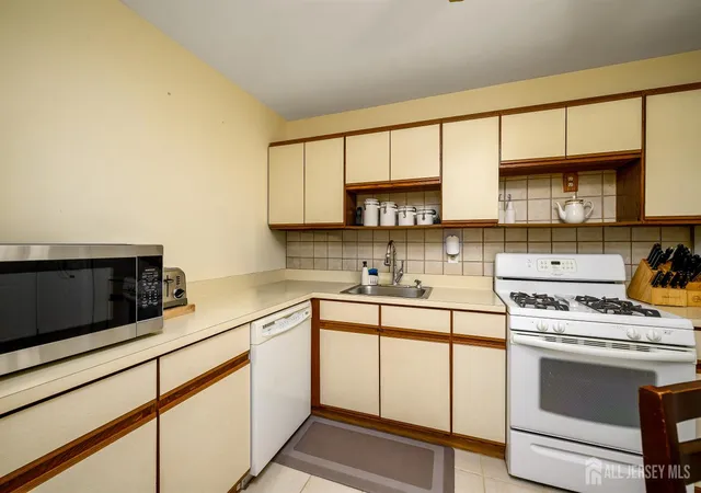2nd image of 136 Woodmere Dr, Parlin, NJ 08859 | MLS# 2701167R