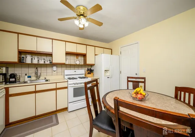 5th image of 136 Woodmere Dr, Parlin, NJ 08859 | MLS# 2701167R