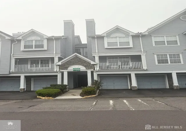 Photo 2 of Townhouse for sale at 215 Prestwick Way, Edison, NJ 08820 | MLS# 2700405R | Listing updated on 2026-09-01