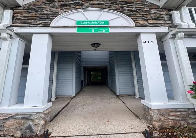 Photo 3 of Townhouse for sale at 215 Prestwick Way, Edison, NJ 08820 | MLS# 2700405R | Listing updated on 2026-09-01