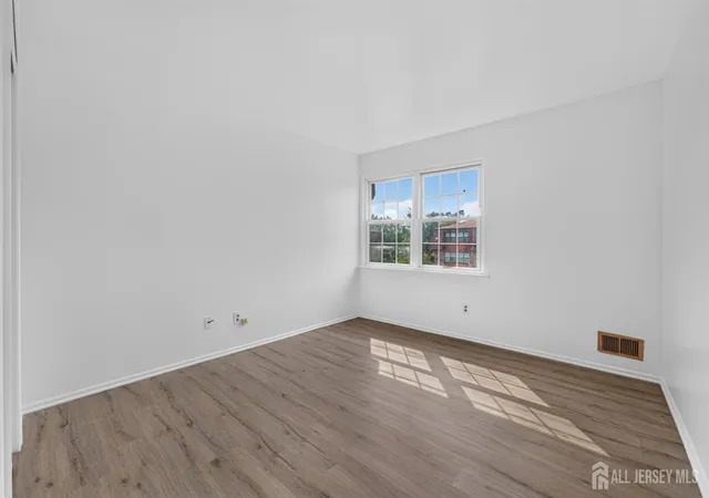 4th image of 204 C Sierra Ct, Woodbridge, NJ 07095