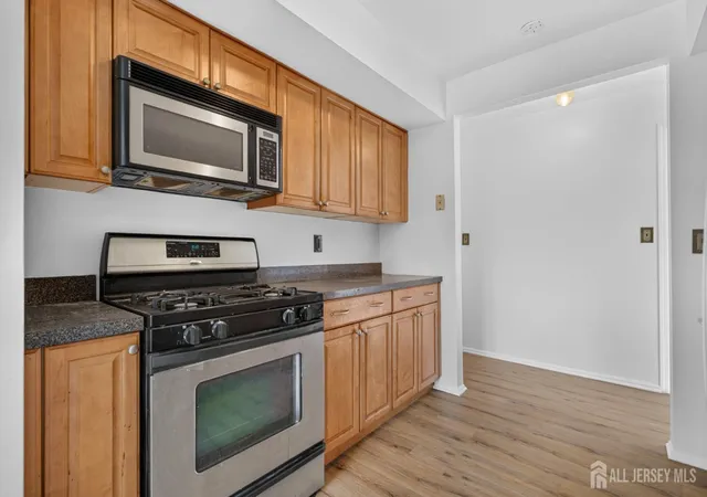 5th image of 204 C Sierra Ct, Woodbridge, NJ 07095