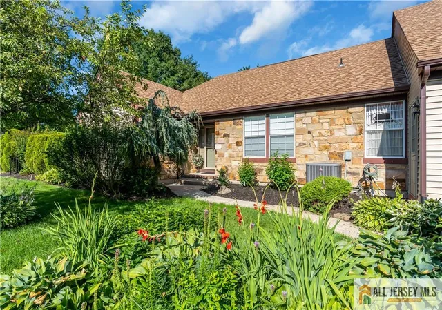 2nd image of 13 Betsy Ross Dr, Monroe Township, NJ 08831 | MLS# 2770022M
