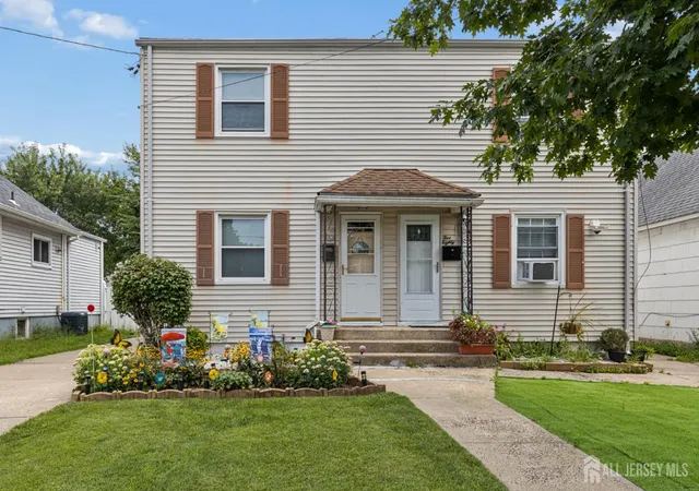 Photo 3 of Single family home for sale at 582 Garden Ave, Woodbridge Proper, NJ 07095 | MLS# 2702799R | Listing updated on 2026-08-21