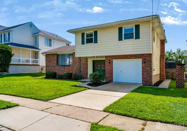 Photo 3 of Single family home for sale at 420 Oakland Ave, Bellmawr, NJ 08031 | MLS# 2702413R | Listing updated on 2026-09-15