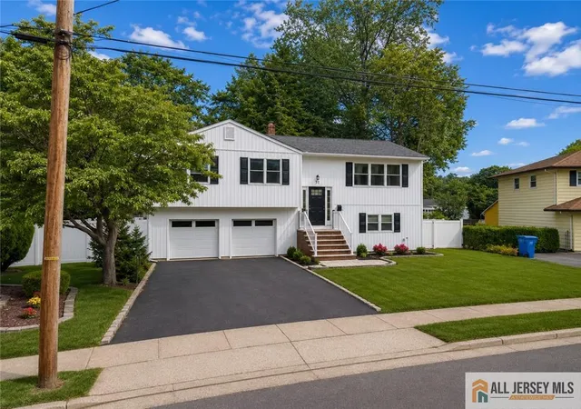 Photo 2 of Single family home for sale at 31 Shearn Dr, Middlesex, NJ 08846 | MLS# 2662258M | Listing updated on 2026-06-28