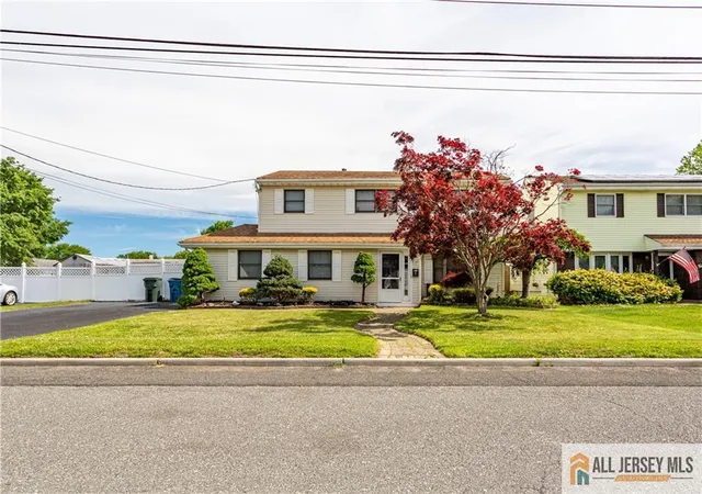3rd image of 16 W Susan St, Hazlet, NJ 07730 | MLS# 2662297M