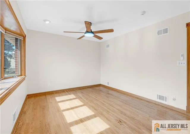 Photo 4 of Single family home for sale at 5 Montview Rd, Edison, NJ 08837 | MLS# 2660440M | Listing updated on 2025-10-30