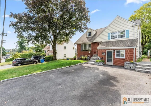 Photo 3 of Single family home for sale at 5 N Minnisink Ave, Parlin, NJ 08859 | MLS# 2660493M | Listing updated on 2025-10-08