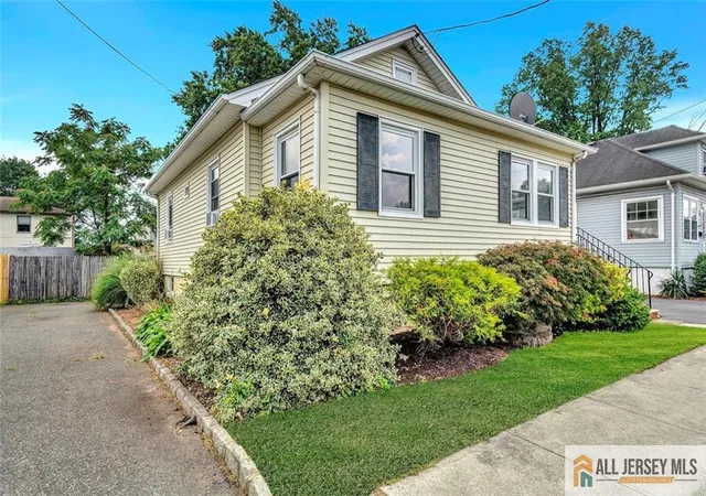 Photo 3 of Single family home for sale at 227 Old Rd, Sewaren, NJ 07077 | MLS# 2660236M | Listing updated on 2025-10-07