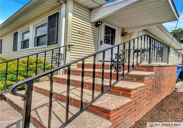 Photo 4 of Single family home for sale at 227 Old Rd, Sewaren, NJ 07077 | MLS# 2660236M | Listing updated on 2025-10-07