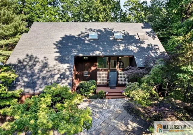 2nd image of 5 Pershing Ct, North Brunswick, NJ 08902 | MLS# 2662146M