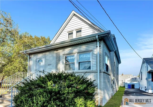 Photo 3 of Single family home for sale at 660 Leone St, Woodbridge, NJ 07095 | MLS# 2660582M | Listing updated on 2025-12-15