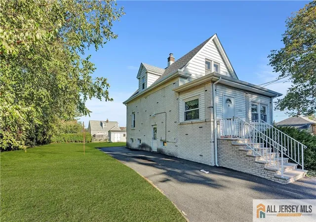 Photo 3 of Single family home for sale at 660 Leone St, Woodbridge, NJ 07095 | MLS# 2660582M | Listing updated on 2025-12-15