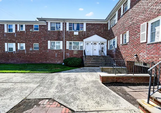 2nd image of 46 Gramercy Gdns, Middlesex, NJ 08846