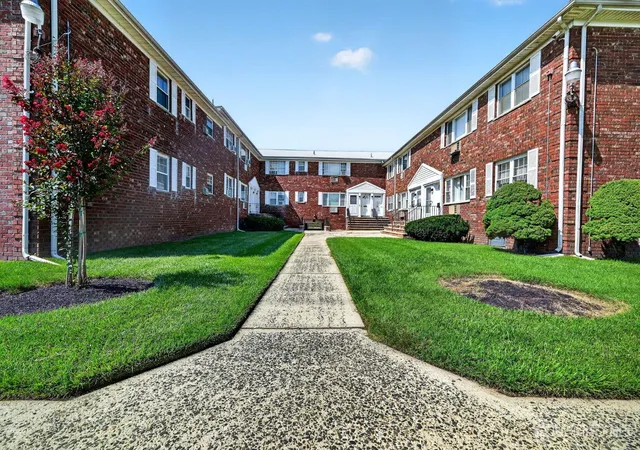 2nd image of 46 Gramercy Gdns #B, Middlesex, NJ 08846 | MLS# 2702462R