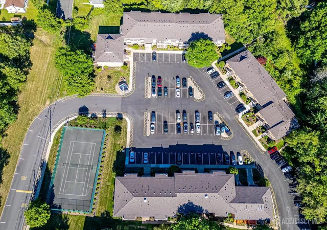 2nd image of 812 Sharon Gdn Ct, Woodbridge, NJ 07095