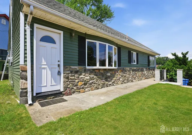 3rd image of 2 Kendall Dr, Parlin, NJ 08859 | MLS# 2700446R