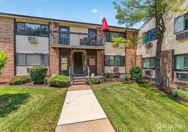 2nd image of 818 Cricket Ln, Woodbridge, NJ 07095