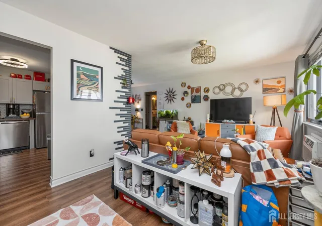 3rd image of 818 Cricket Ln, Woodbridge, NJ 07095