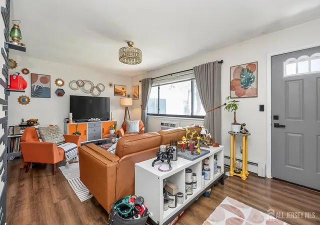 5th image of 818 Cricket Ln, Woodbridge, NJ 07095