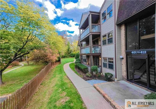 Listing Photo 5 - Condo for sale in building located at 404 Newport Ct, Fords, NJ 08863