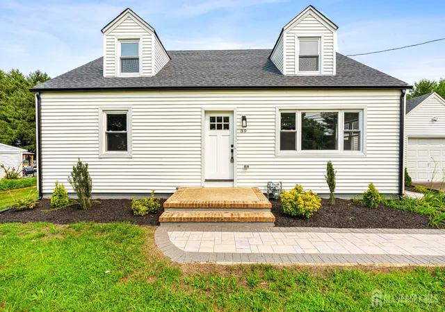 Photo 4 of Single family home for sale at 39 Griggs Dr, Dayton, NJ 08810 | MLS# 2700143R | Listing updated on 2026-09-29