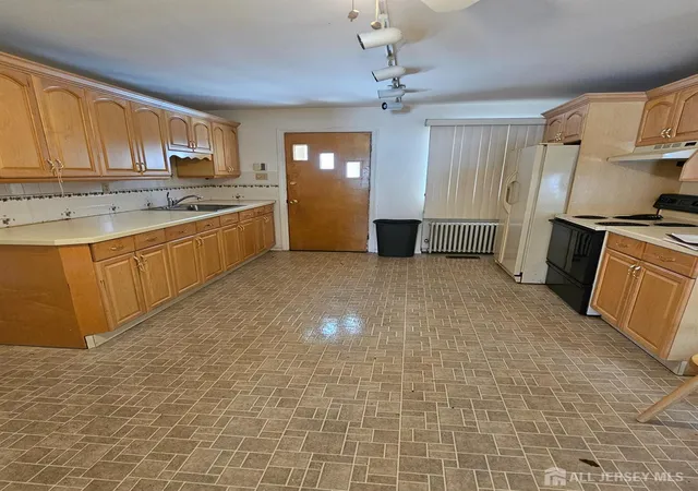 Photo 3 of Single family home for sale at 1924 Caroline Ave, Linden, NJ 07036 | MLS# 2610619R | Listing updated on 2026-09-19