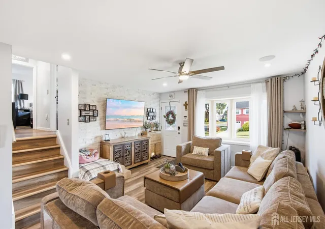 Photo 4 of Single family home for sale at 8 Oak St, Carteret, NJ 07008 | MLS# 2700526R | Listing updated on 2026-09-26