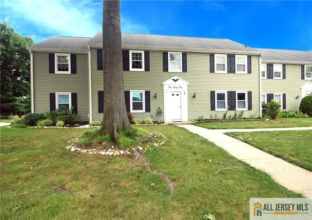 3rd image of 264 Middlebury Ln, Monroe Township, NJ 08831