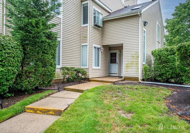 4th image of 2 Farnham Sq, Parlin, NJ 08859 | MLS# 2701686R
