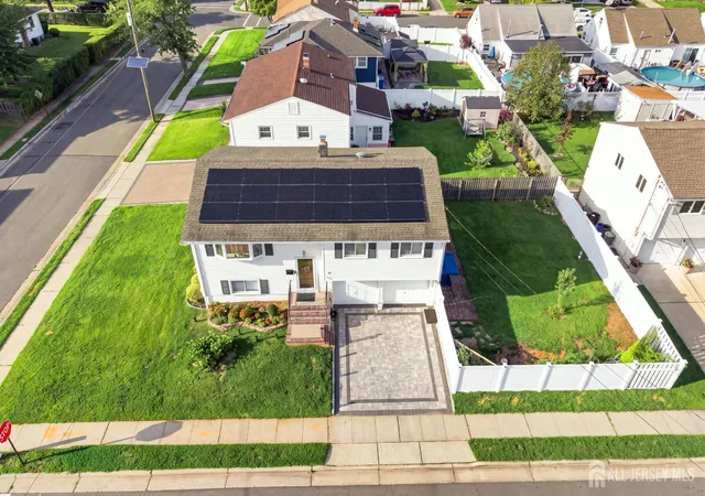 Photo 3 of Single family home for sale at 85 E Laurel St, Carteret, NJ 07008 | MLS# 2703108R | Listing updated on 2026-09-24